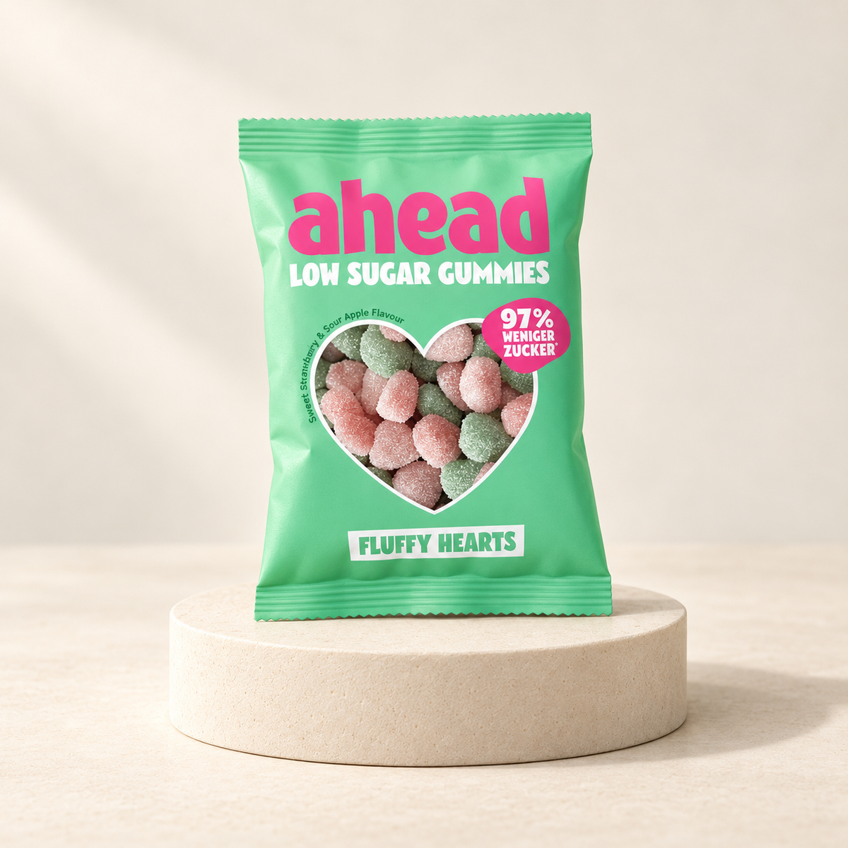 ahead Fluffy Hearts – Fruchtgummi-Herzen 50 g – Vorderansicht auf hellem Steinsockel