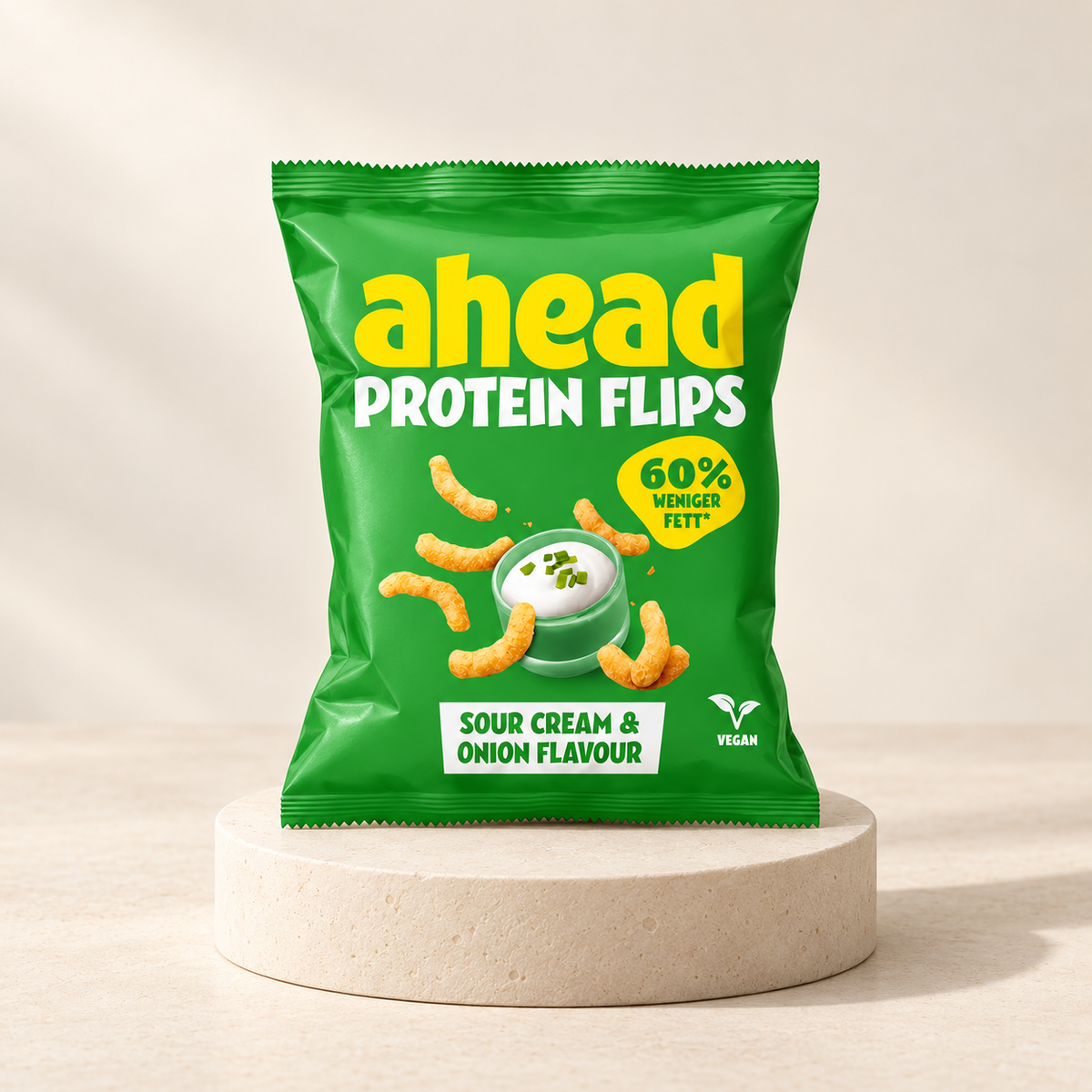ahead Protein Flips – Sour Cream & Onion 50 g – Vorderansicht auf hellem Steinsockel