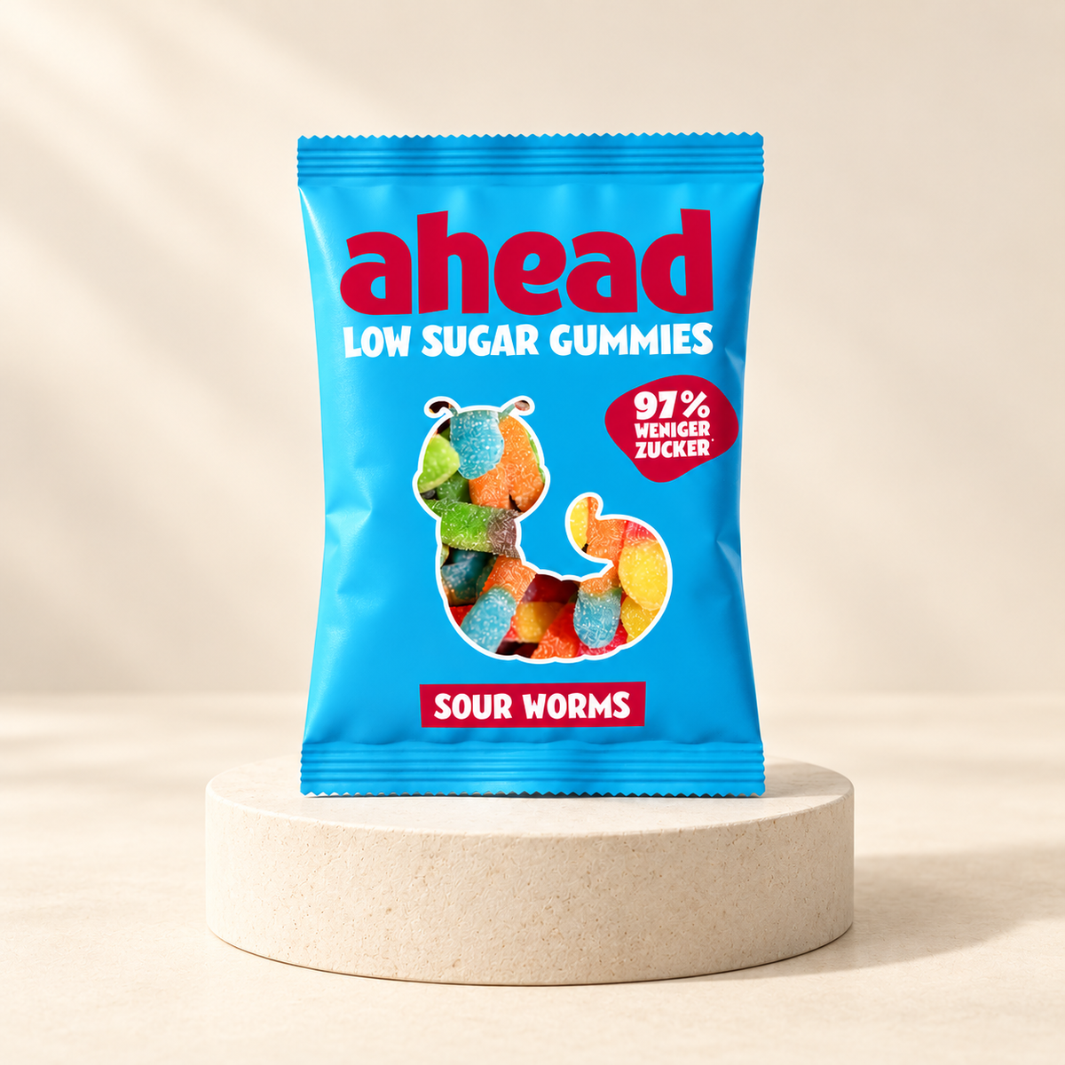 ahead Sour Worms – Saure Fruchtgummi-Würmer 50 g – Vorderansicht auf hellem Steinsockel