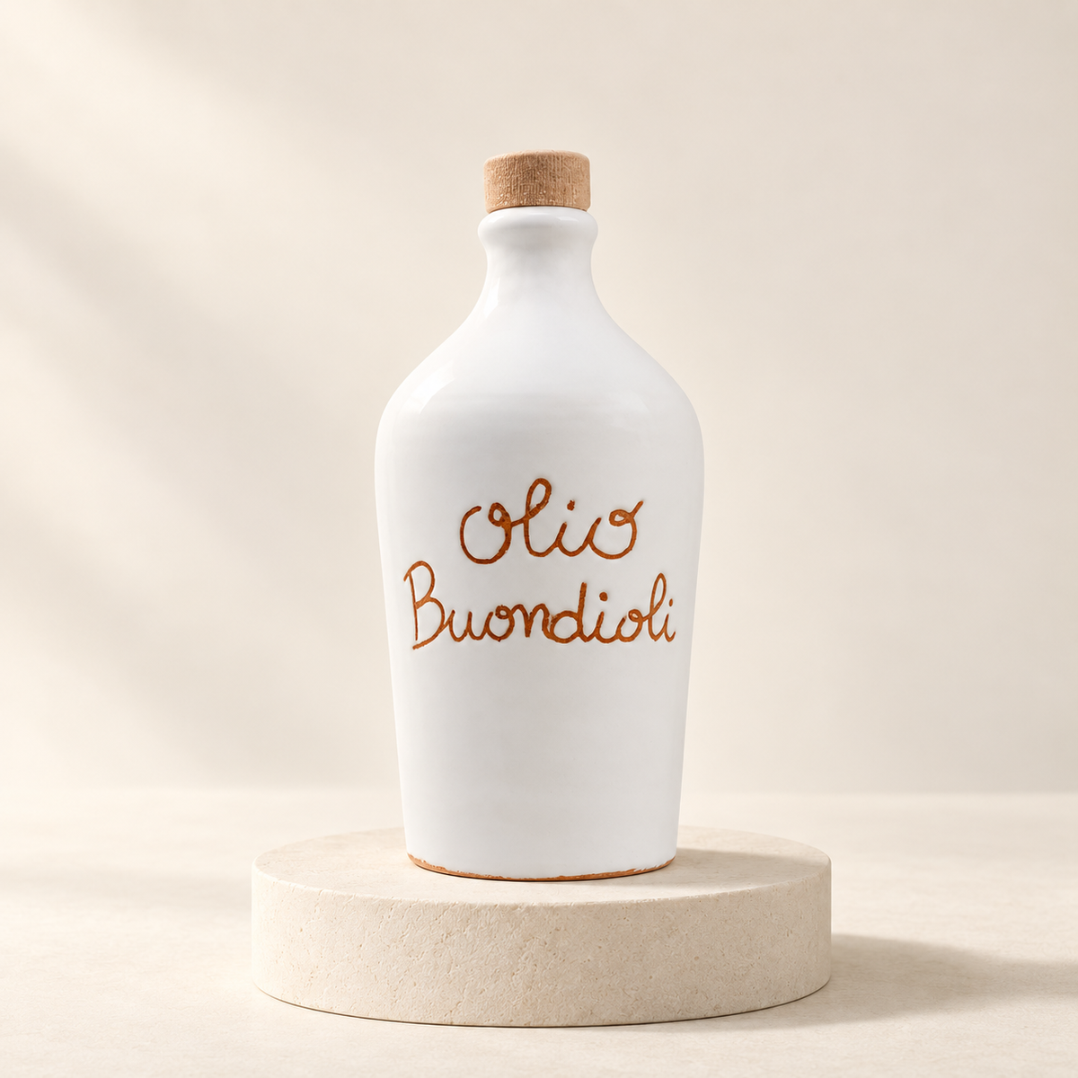 BuondiOli – Bio-Olivenöl im Keramikkrug 500 ml – Weiss – Vorderansicht auf hellem Steinsockel