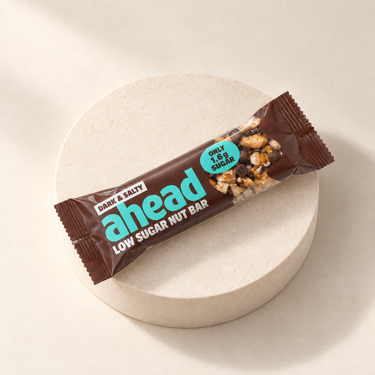 ahead Dark & Salty – Nussriegel mit Schokolade 35 g – Vorderansicht auf hellem Steinsockel