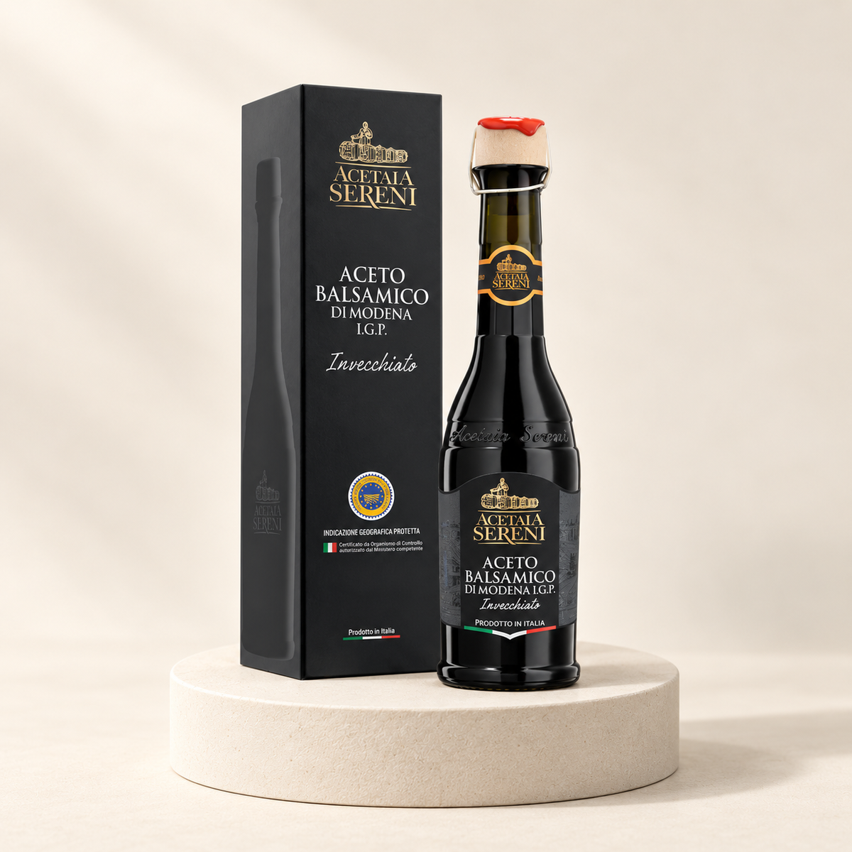 Sereni – Aceto Balsamico di Modena IGP Etichetta Nera – Vorderansicht auf hellem Steinsockel