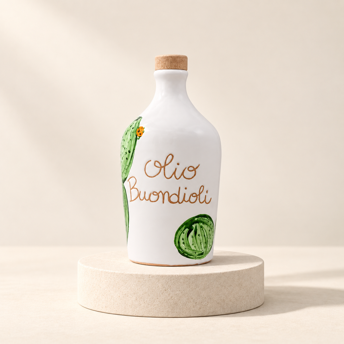 BuondiOli – Bio-Olivenöl im Keramikkrug 500 ml – Kaktusdekor – Vorderansicht auf hellem Steinsockel