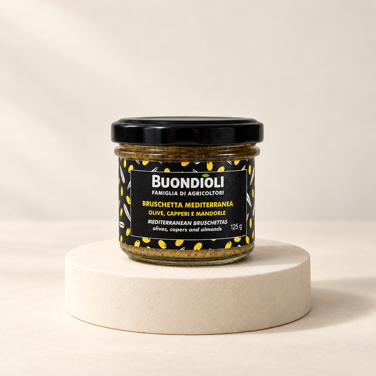 BuondiOli Bruschetta Mediterranea – Oliven, Kapern & Mandeln 125 g – Vorderansicht auf hellem Steinsockel