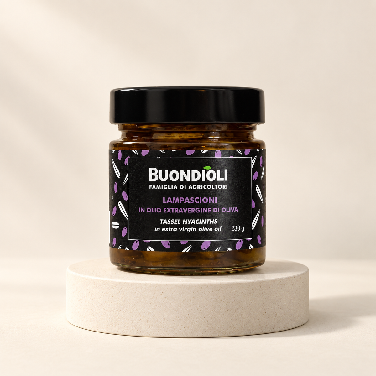 BuondiOli Lampascioni – Eingelegte Wildzwiebeln in Olivenöl 230 g – Vorderansicht auf hellem Steinsockel