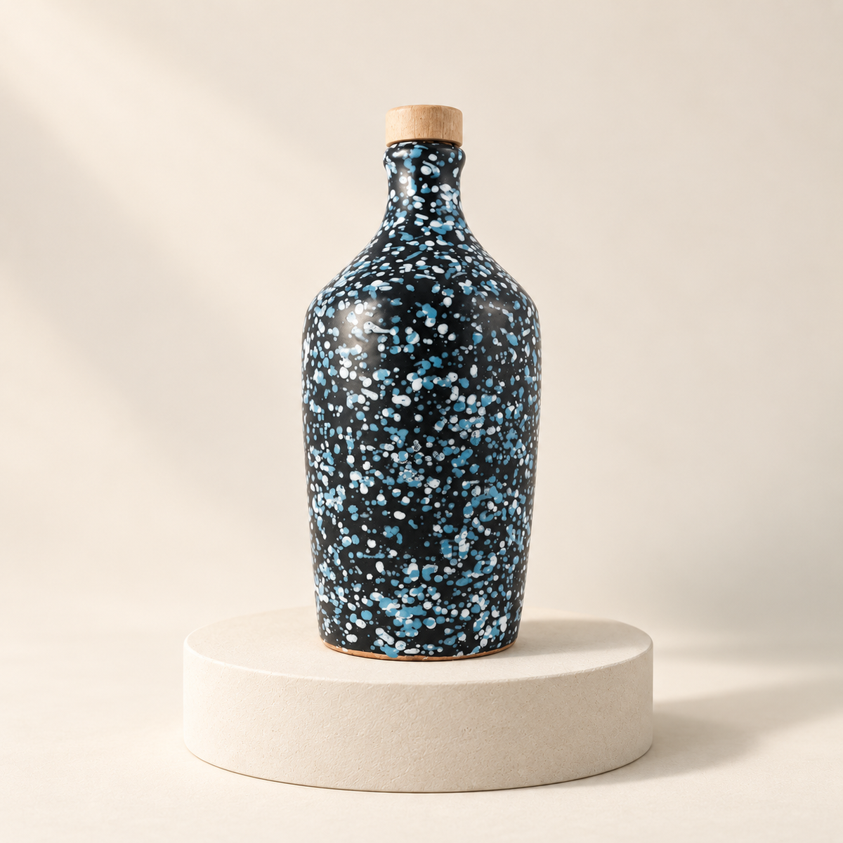 BuondiOli – Bio-Olivenöl im Keramikkrug 500 ml – Blau – Vorderansicht auf hellem Steinsockel