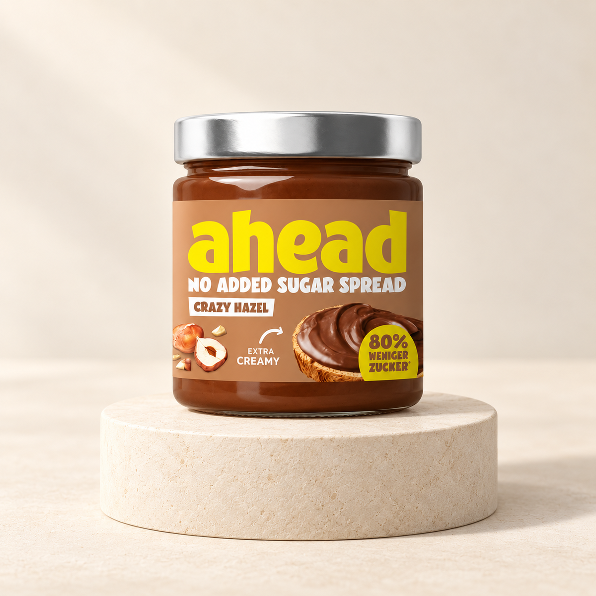 ahead Crazy Hazel – Haselnuss-Nougat-Creme 200 g – Vorderansicht auf hellem Steinsockel