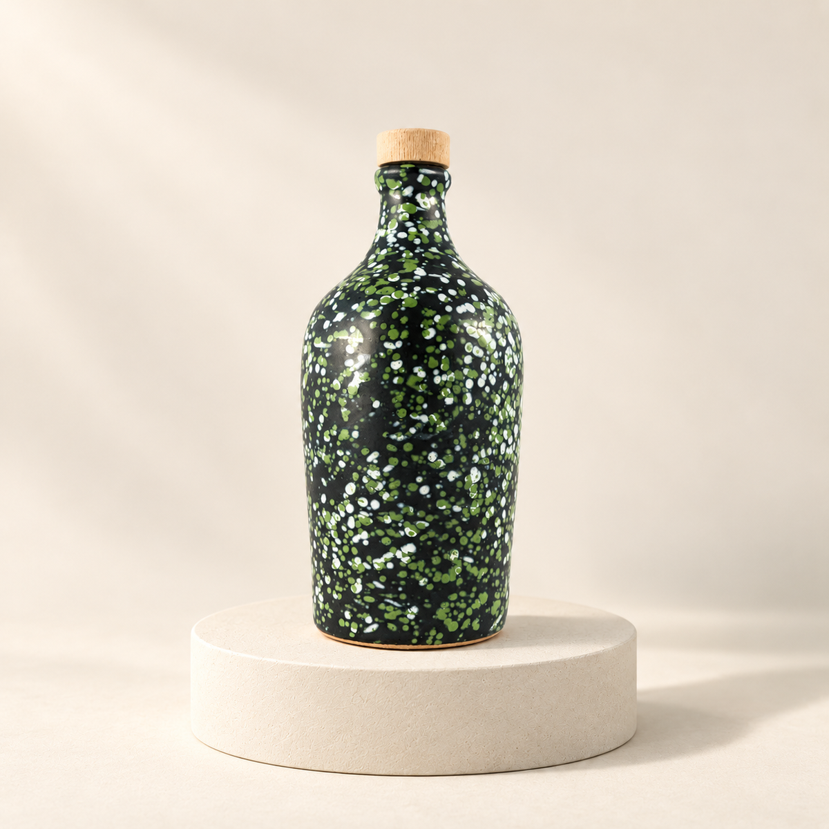 BuondiOli – Bio-Olivenöl im Keramikkrug 500 ml – Grün – Vorderansicht auf hellem Steinsockel