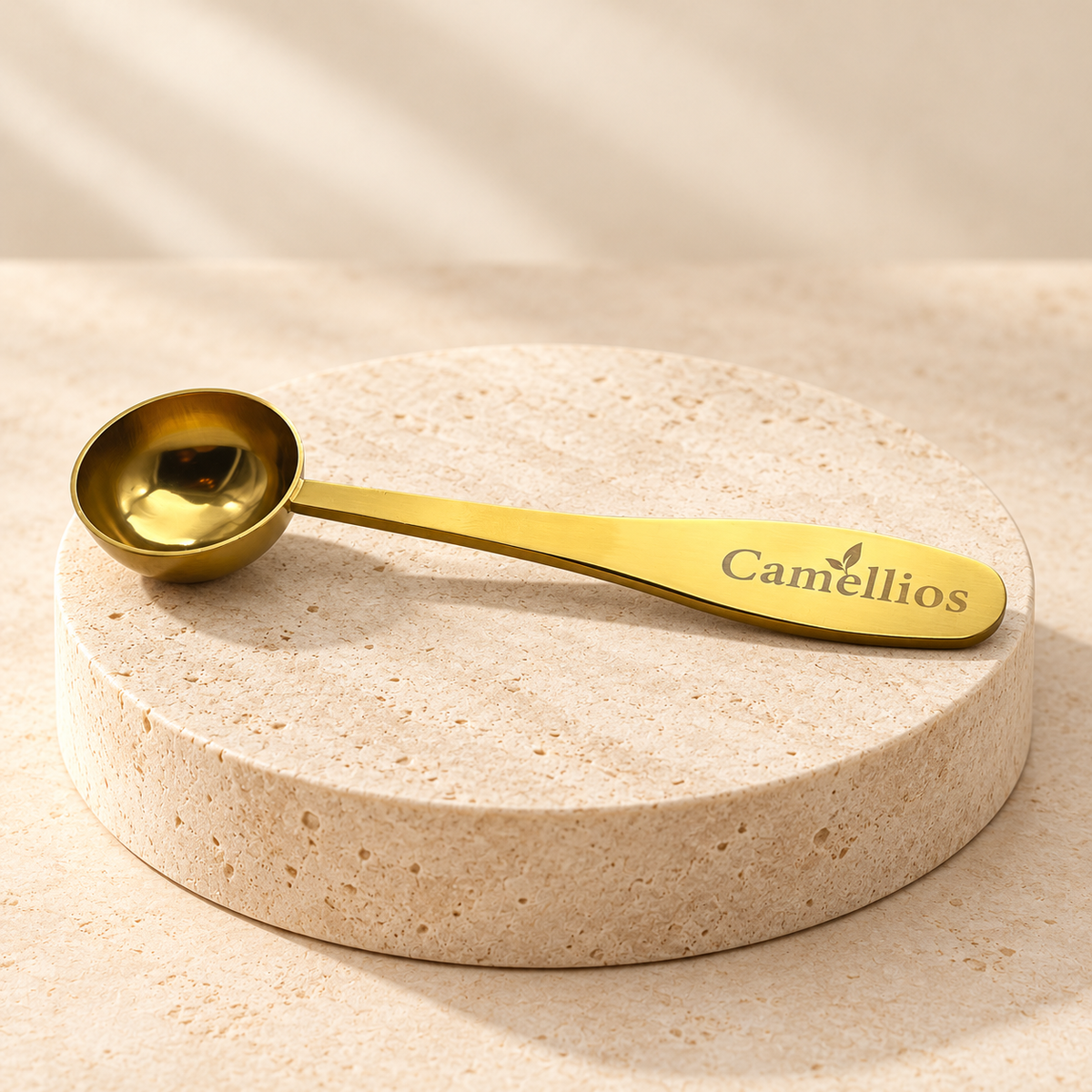 Camellios Tee-Dosierlöffel – goldfarben – Titelbild im Evrilo-Stil