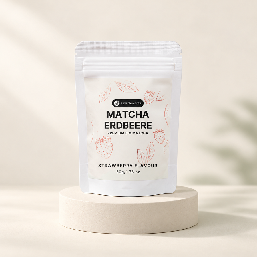 Raw Elements Matcha erdbeer – abgebildete 50-g-Packung auf cremefarbenem Podest