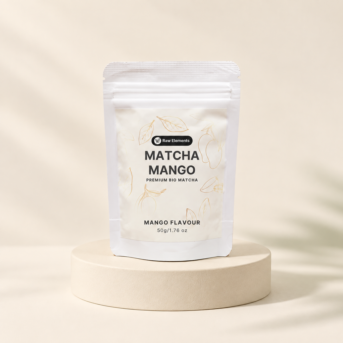Raw Elements Matcha mango – abgebildete 50-g-Packung auf cremefarbenem Podest