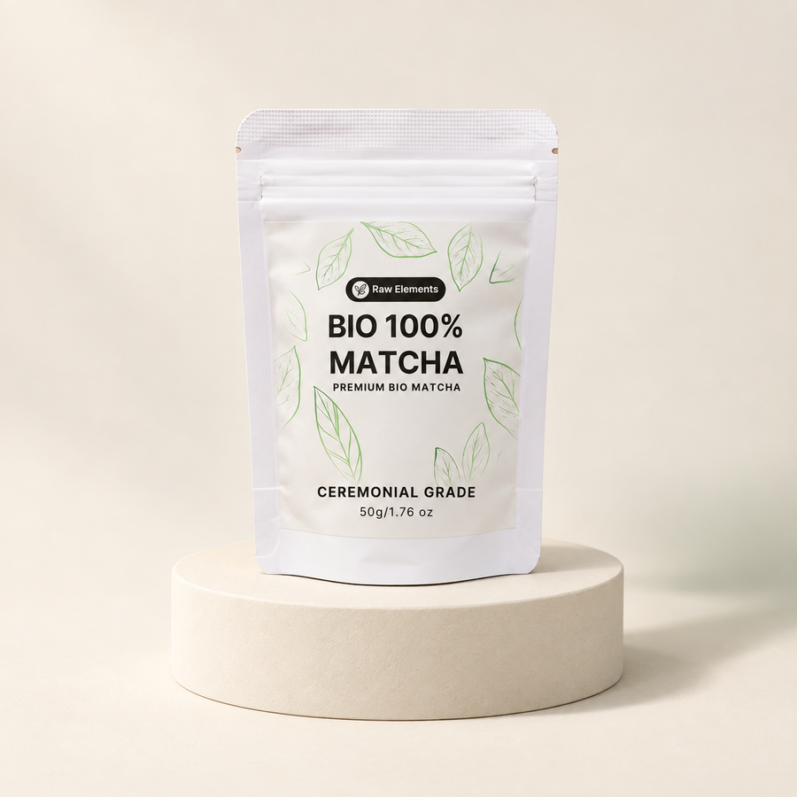 Raw Elements Matcha natur – abgebildete 50-g-Packung auf cremefarbenem Podest