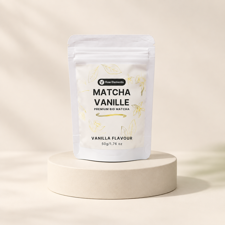 Raw Elements Matcha vanille – abgebildete 50-g-Packung auf cremefarbenem Podest