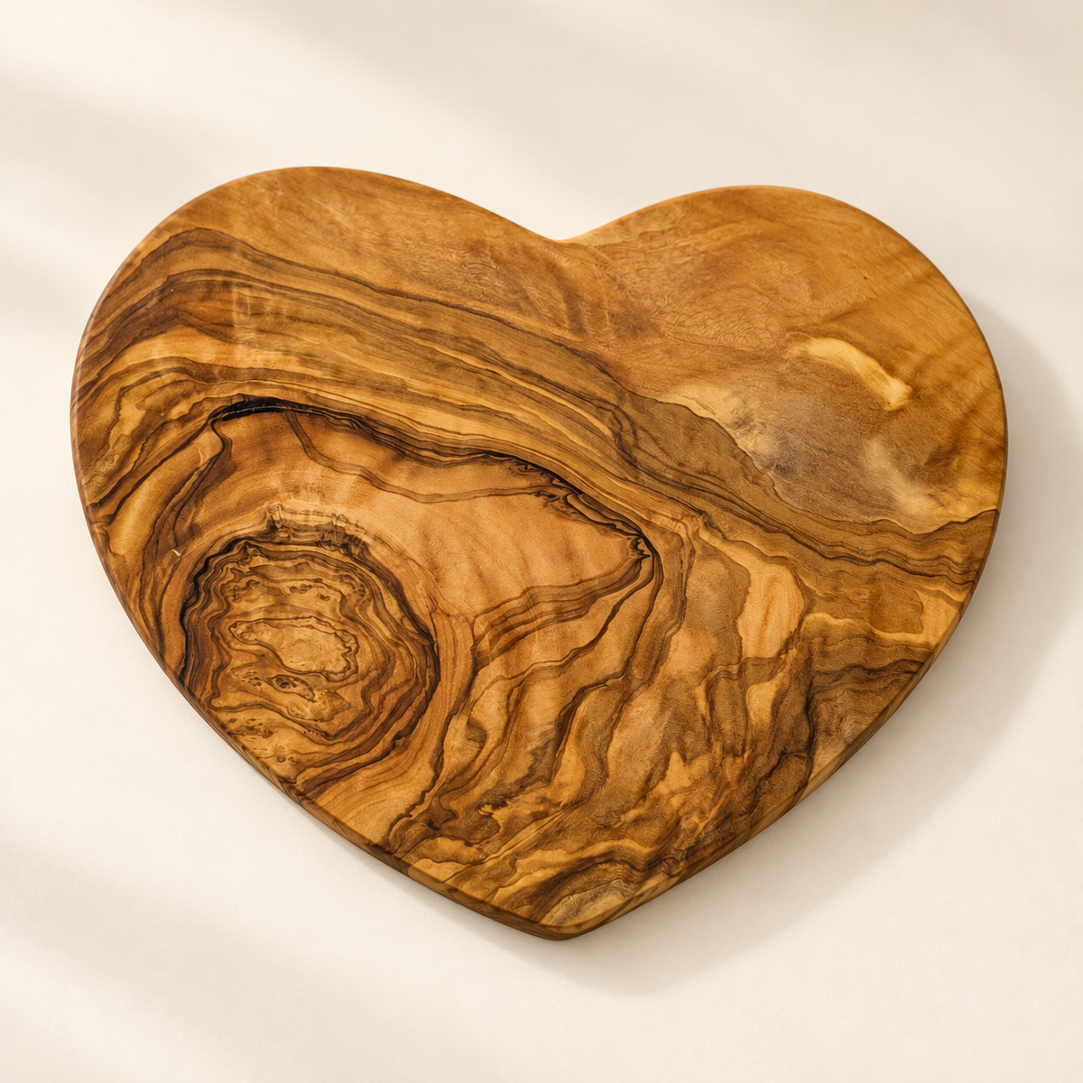 Herz-Servierbrett aus Olivenholz – 22 × 19 cm